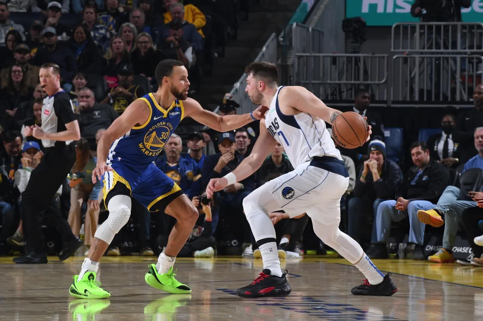 九游-东契奇回归赛场，战术调整首场状态亮眼，巴塞罗那观众沸腾！的简单介绍