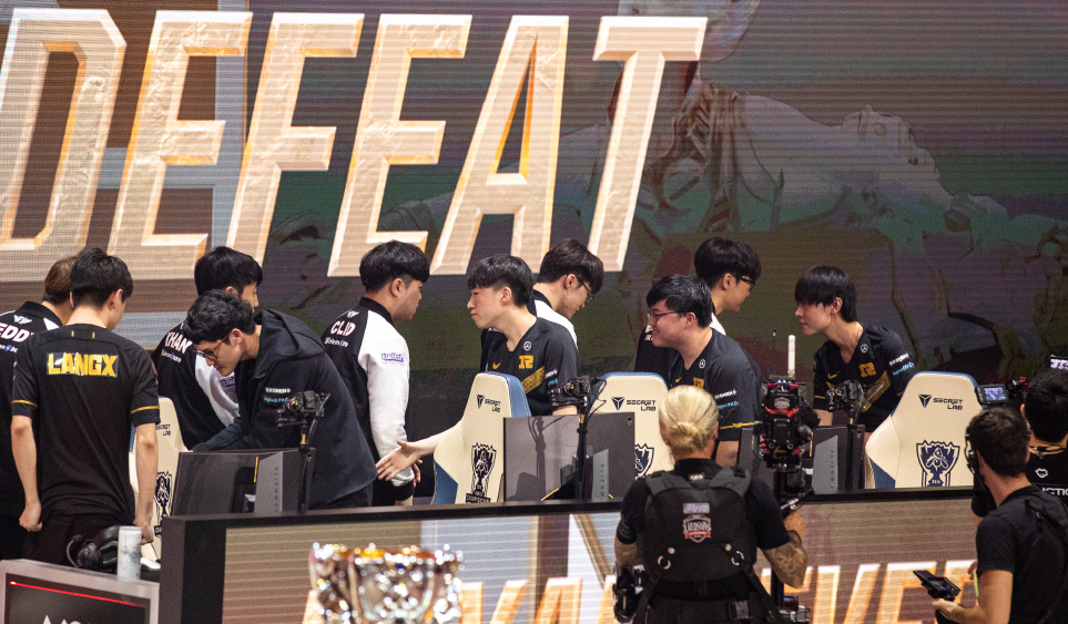 九游娱乐-包含Karsa回归赛场，败北首场状态亮眼，G2观众沸腾！的词条